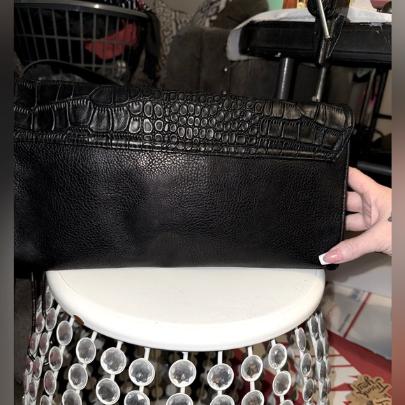 Make a Statement with this Stylish Carlos Santana Black Faux Croc Envelope bag - Picture 12 of 12